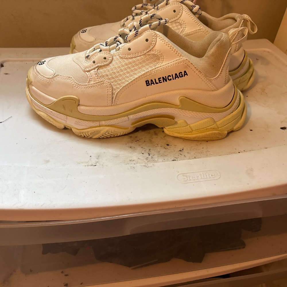 Shoes - Picture 3 of 4